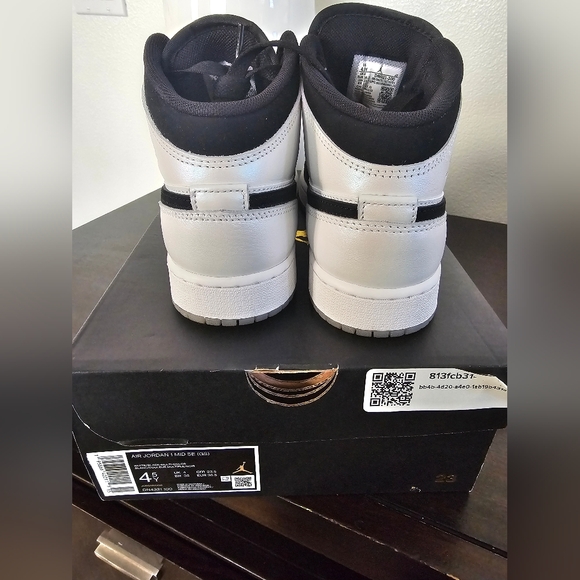 Air Jordan 1 Mid 4.5 Y - Picture 4 of 9